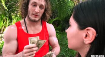 Parkta minik kızıl Ava Parker Brick’in sikini afiyetle yiyor